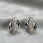 Σκουλαρίκια σε ασημί χρώμα