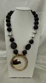 Κολιέ χειροποίητο με μαύρες πέτρες λάβας